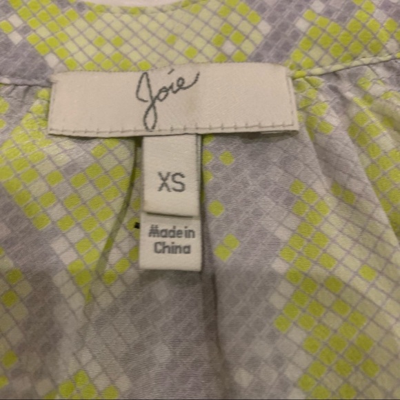 Joie Women’s Top Addie B Grey Yellow Snake Print Silk XS split neck 3/4 Sleeves - Picture 3 of 4